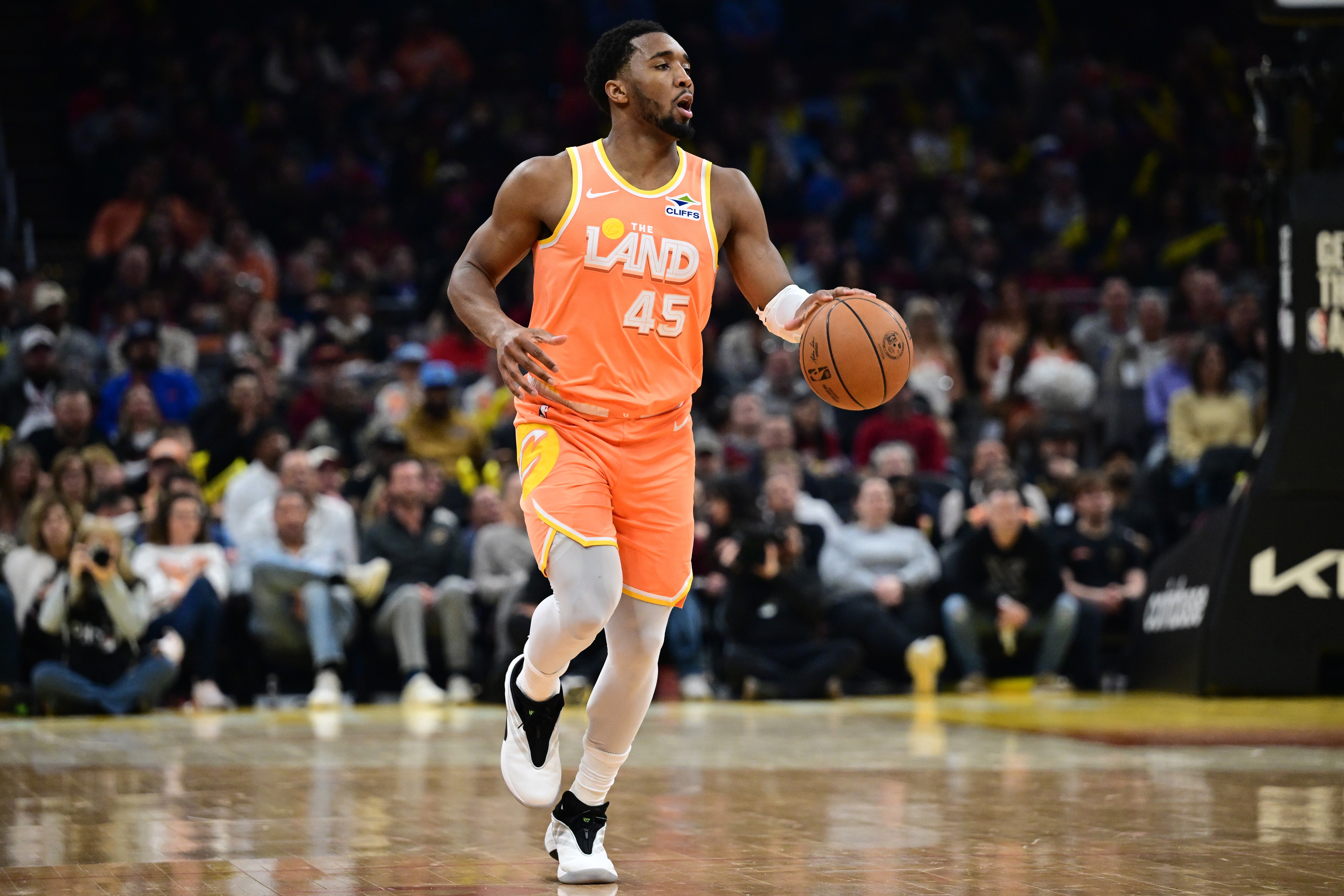 b体育下载-状态火热！米切尔27中16砍下38分6板6助 下半场轰23分