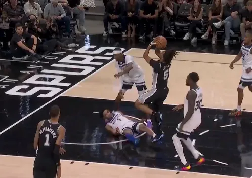 b体育app-卡斯尔反击抛投打进2+1,马刺打出一波9-0领先到13分分差